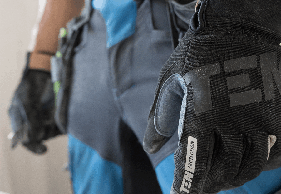 Ein Handwerker mit Handschuhen.