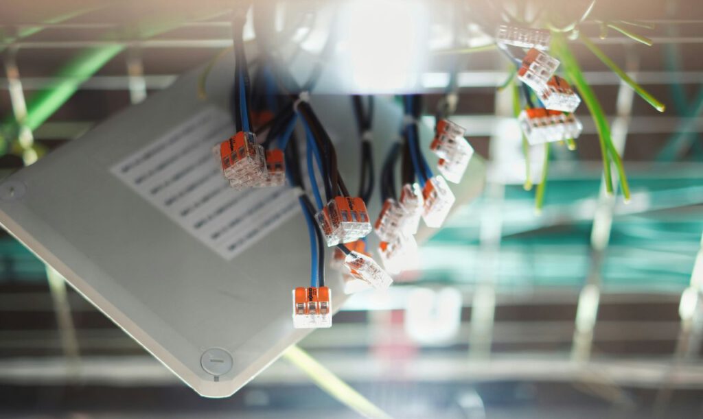 Verschiedene abgeklemmte Kabel während einer Installation.