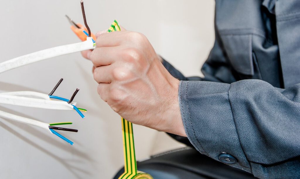 Ein Elektriker macht arbeiten im Haus.